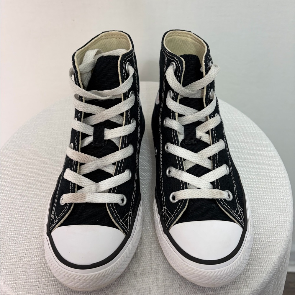 Converse Chuck Taylor All Star Unisex Youth size 1 High Top Black(B118)✨